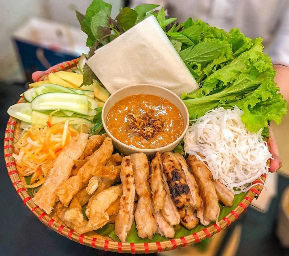 Mì trộn trứng cút